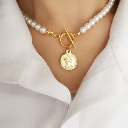 Naszyjnik z pereł z monetą