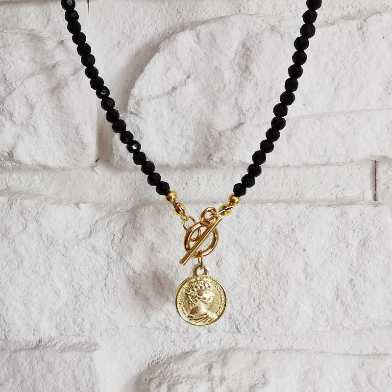 czarny choker z koralików z zawieszką złota moneta medalik czarny choker z koralików z zawieszką złota moneta medalik