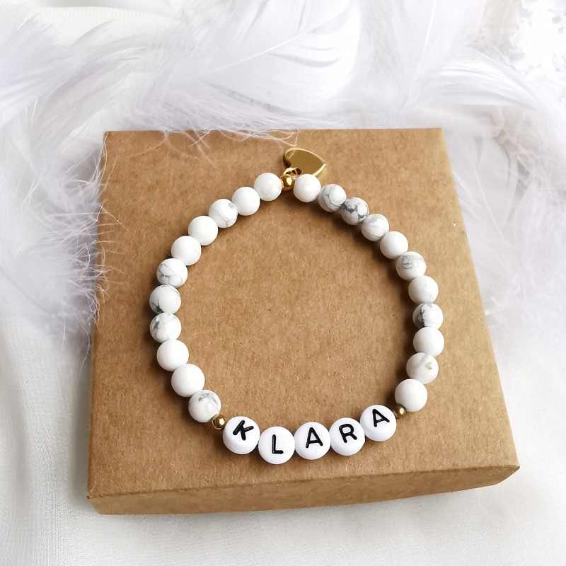 Bransoletka z Kamieni Naturalnych z Howlitu, Personalizowana z Imieniem i Zawieszką Serce Bransoletka z Kamieni Naturalnych z Howlitu, Personalizowana z Imieniem i Zawieszką Serce