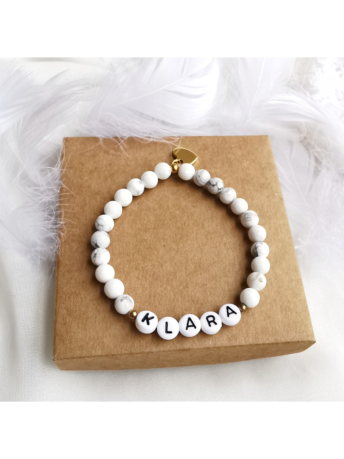 Bransoletka z Kamieni Naturalnych z Howlitu, Personalizowana z Imieniem i Zawieszką Serce Bransoletka z Kamieni Naturalnych z Howlitu, Personalizowana z Imieniem i Zawieszką Serce