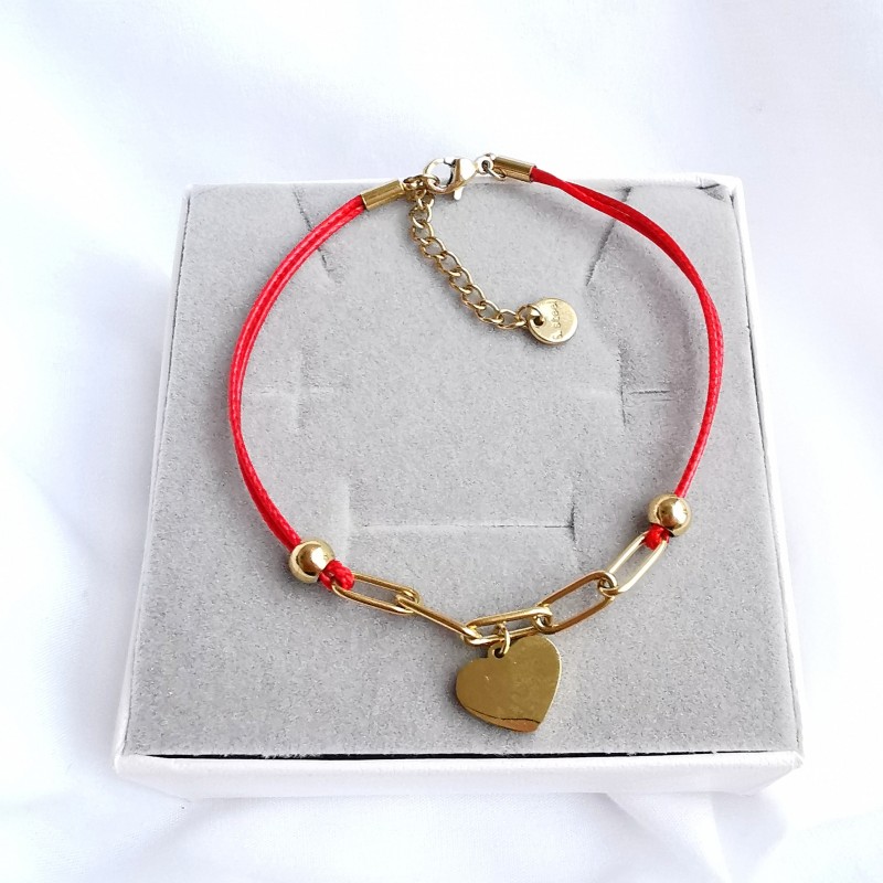 Bransoletka zapinana wykonana na czerwonym sznurku z serduszkiem