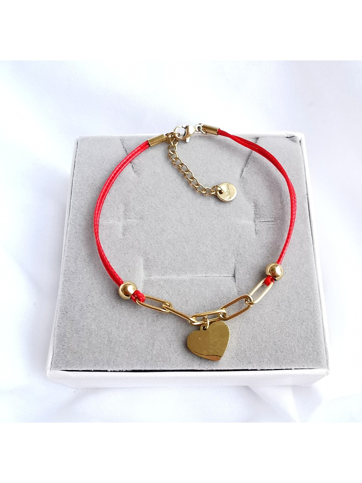Bransoletka zapinana wykonana na czerwonym sznurku z serduszkiem