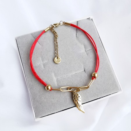 Bransoletka z czerwonym sznurkiem i zawieszką skrzydełko