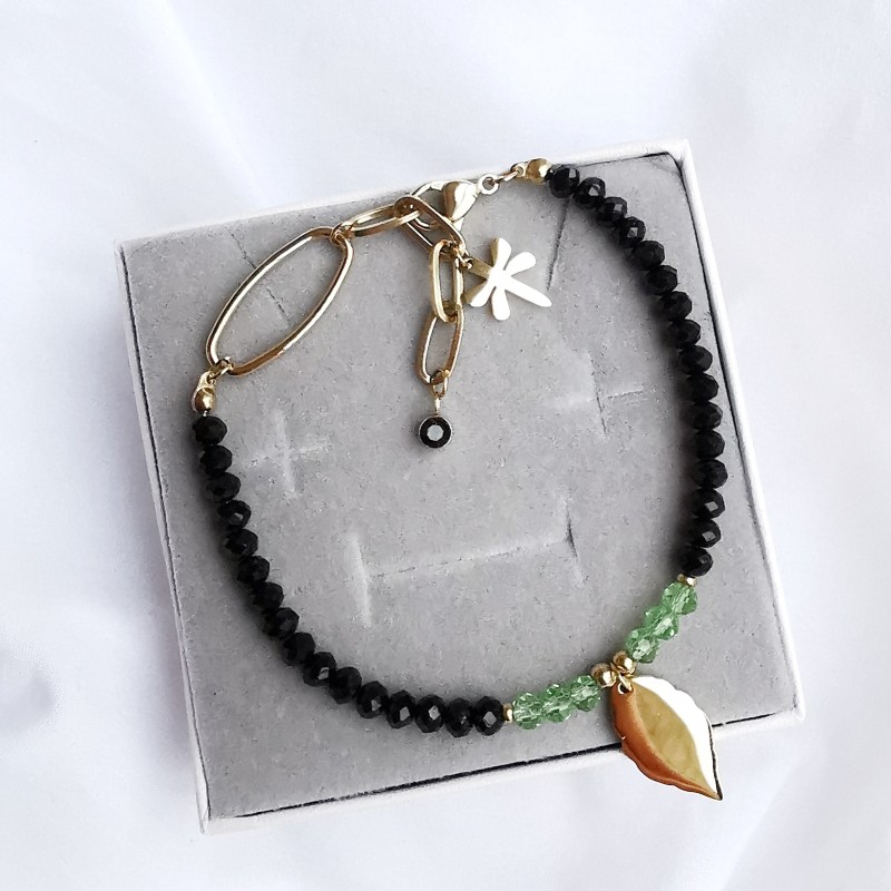 Bransoletka z czarnych i zielonych kryształków z listkiem Bransoletka z czarnych i zielonych kryształków z listkiem