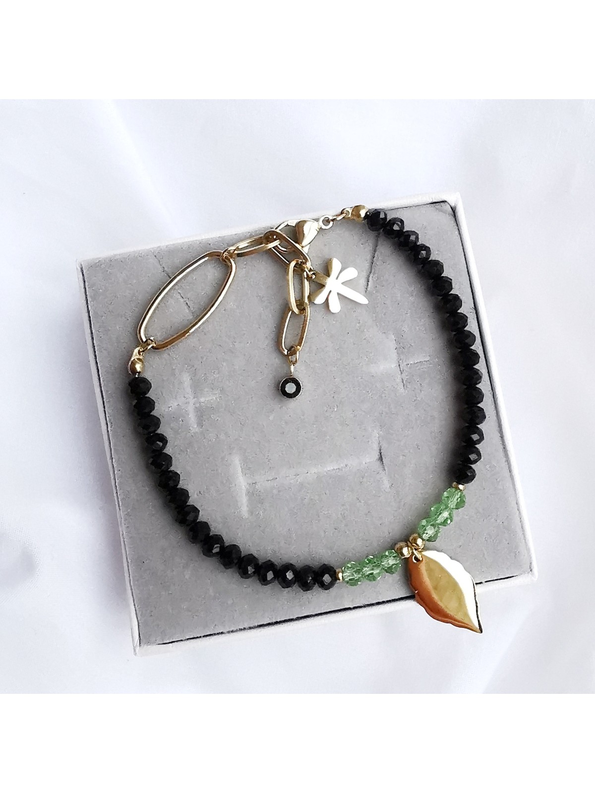 Bransoletka z czarnych i zielonych kryształków z listkiem Bransoletka z czarnych i zielonych kryształków z listkiem