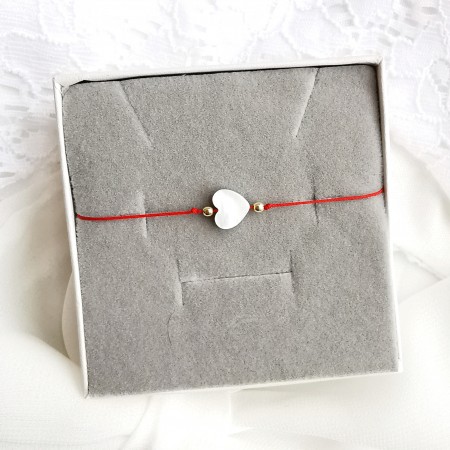 Bransoletka z sercem z masy perłowej na czerwonym sznurku dla dziecka