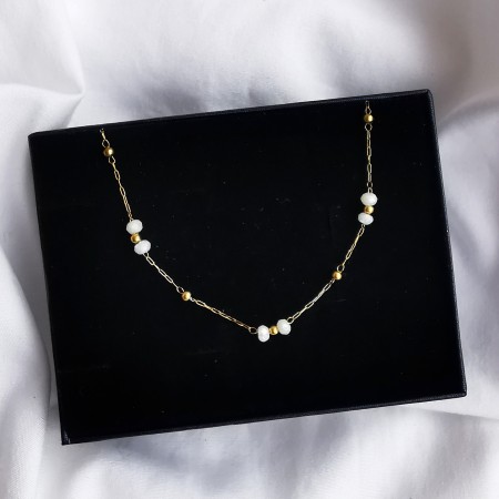 Naszyjnik z białymi koralikami złoty łańcuszek