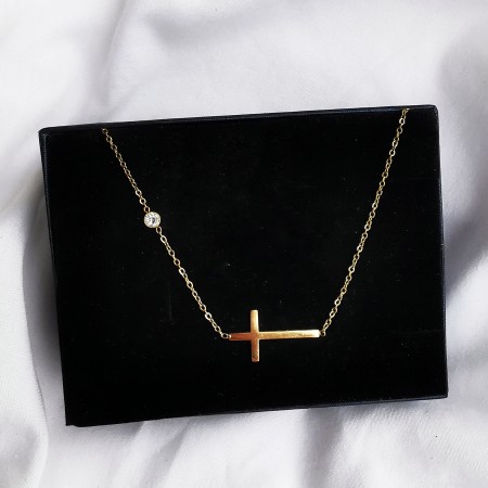 Złoty naszyjnik z krzyżykiem i crykonią