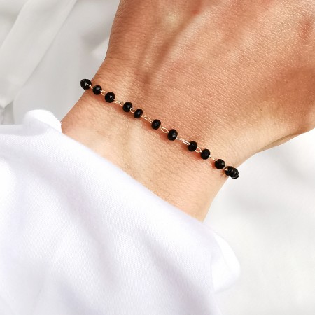 Bransoletka z czarnymi kamieniami na złotym łańcuszku