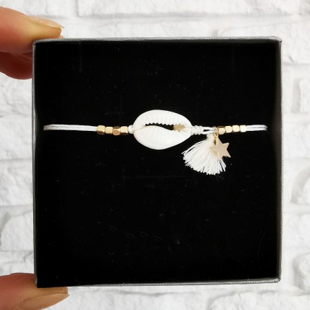 Sznurkowa bransoletka z naturalną muszelką z chwostem