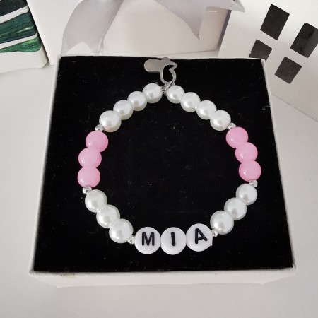 Bransoletka dziecięca z imieniem dziecka z perełek z motylkiem