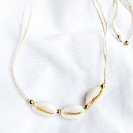 Naszyjnik z muszelek kauri beżowy