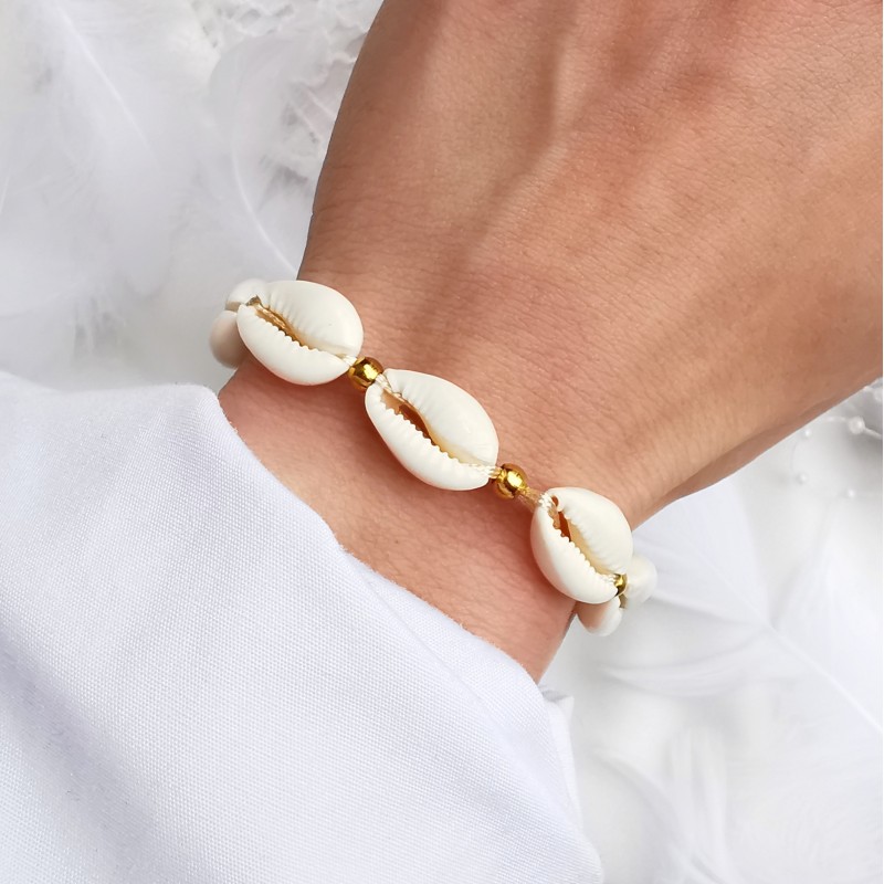 Bransoletka handmade z naturalnymi muszelkami na kremowym sznurku