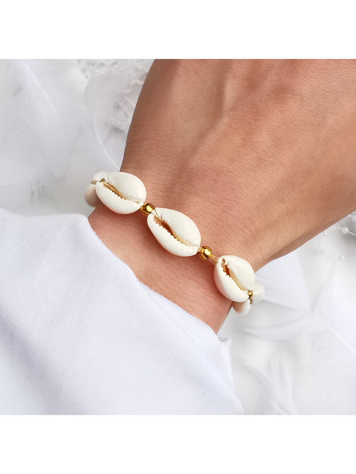Bransoletka handmade z naturalnymi muszelkami na kremowym sznurku