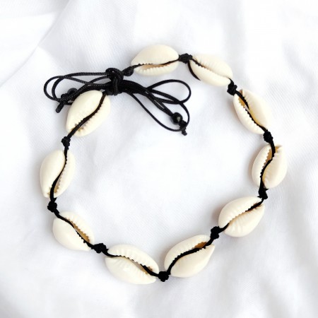 Bransoletka na czarnym sznurku z muszelkami kauri