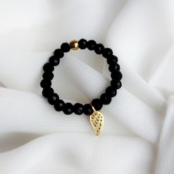 Pierścionek z koralików z czarnych kamieni ze złotym skrzydełkiem