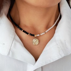 Naszyjnik czarno biały z perłami i kamieniami z monetką