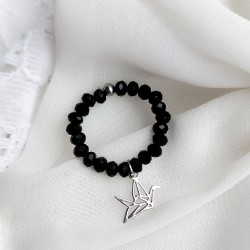 Czarny pierścionek z kamieni z zawieszką srebrny żuraw