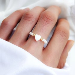 Pierścionek z białych koralików o perłowym połysku i serduszko z masy perłowej