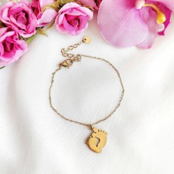 Bransoletka ze złotymi stópkami z grawerem z imieniem dziecka