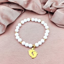 Bransoletka z koralików z zawieszką stópki dziecka