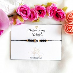 Bransoletka Team Bride z literką i czarnymi kamieniami Wieczór Panieński